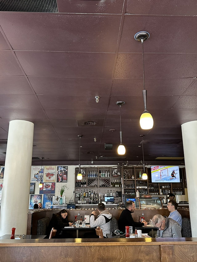Halifax Downtown에 있는 랜드마크 seafood restaurant~Bluenose!!