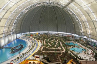 ❄️ Snow Outside, Swimming Inside! 🏊♂️ 8 Amazing Winter Family Resorts Around the World