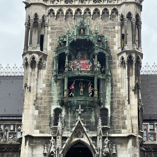 A clock tower that re-enacts Munich history!