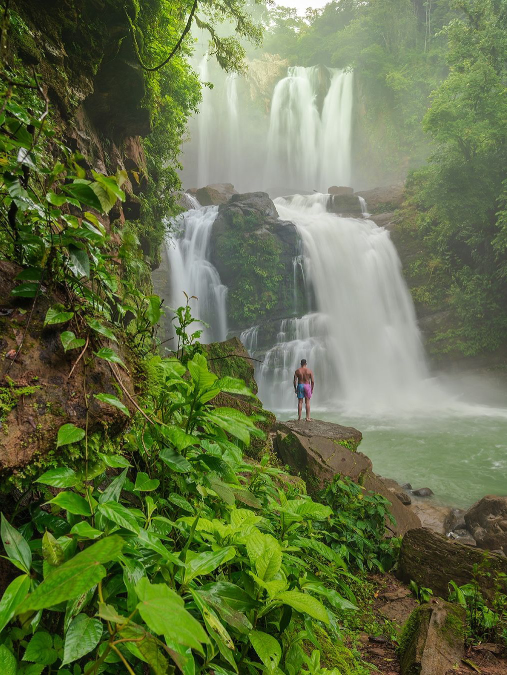 ナウヤカ滝 Nauyaca Waterfall。