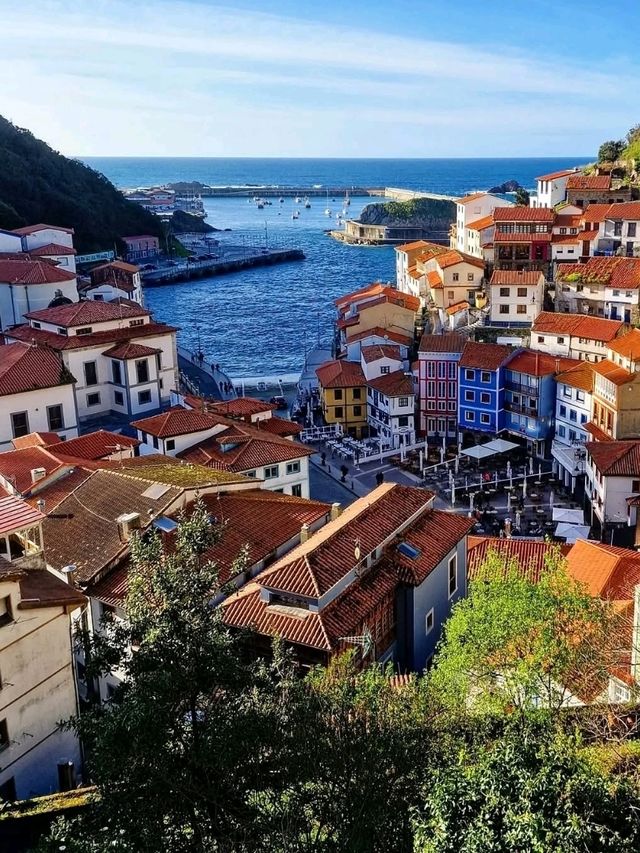 🎨 Cudillero: A Colorful Fishing Village on Spain’s Green Coast 🇪🇸✨
