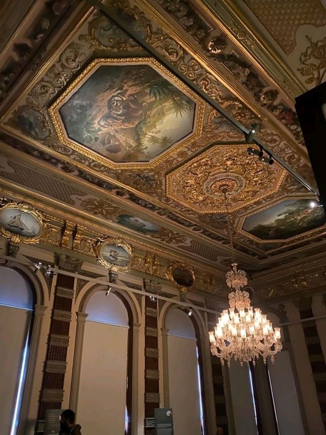🏛️ Dolmabahçe Palace – Ottoman Grandeur on the Bosphorus