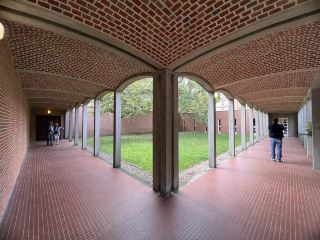 บทสนทนาระหว่างแสงสว่างและความสงบ: การเยี่ยมชมอารามโดมินิกันในริลเคอ