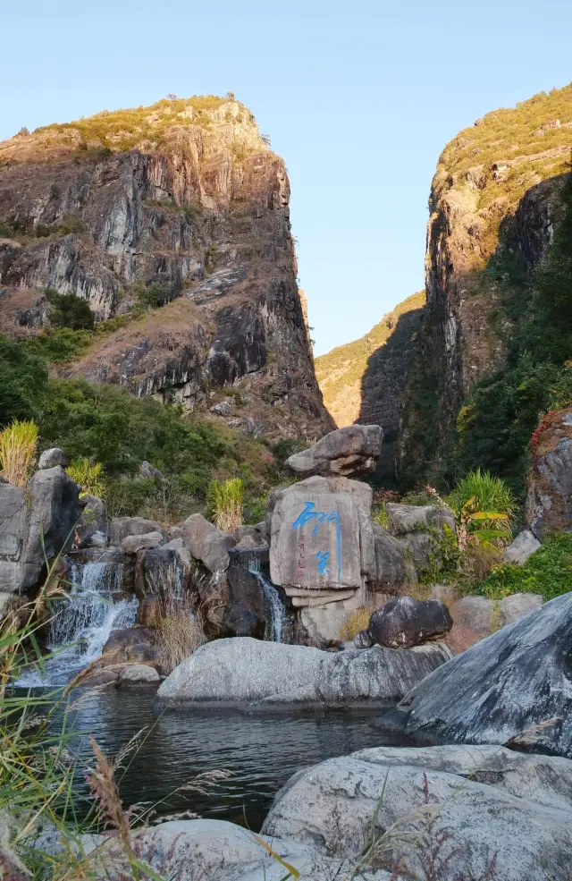 The narrow cliff entrance to Dali Cangshan - Shimen Pass!