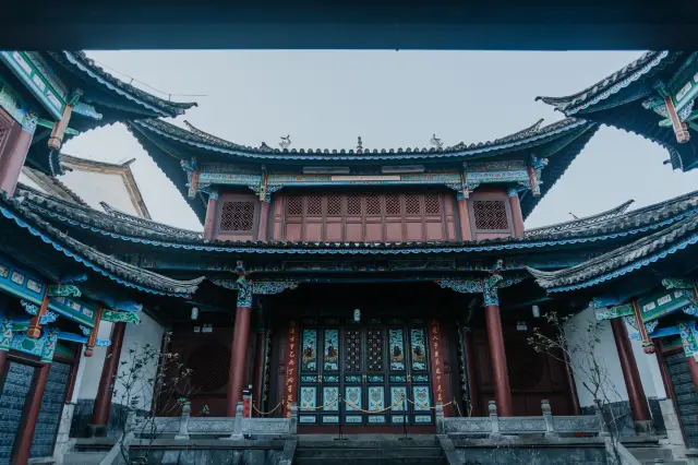 Heshun Ancient Town, with its green brick wooden doors and white walls and black tiles, writes a poem of time