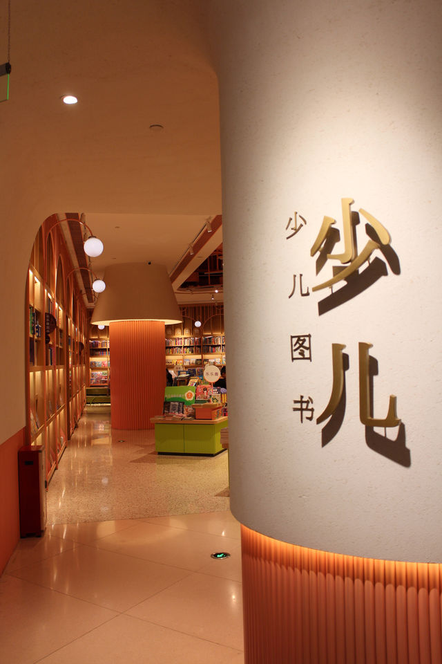 番禺免費室內遛娃樂園旁邊還有恐龍樂園