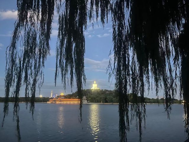 找一個週末的傍晚漫步後海、北海公園、鼓樓，感受愜意