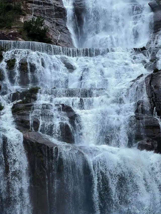 Tiantai Mountain in Taizhou | A waterfall cascades down three thousand feet