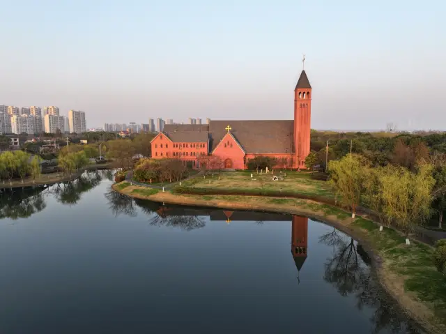 ค้นพบสถานที่เช็คอิน | โรแมนติกของโบสถ์สีแดง