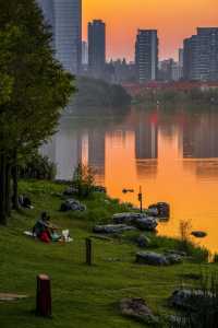 偷偷拍下夕陽垂釣者,尋找城市中的短逃離