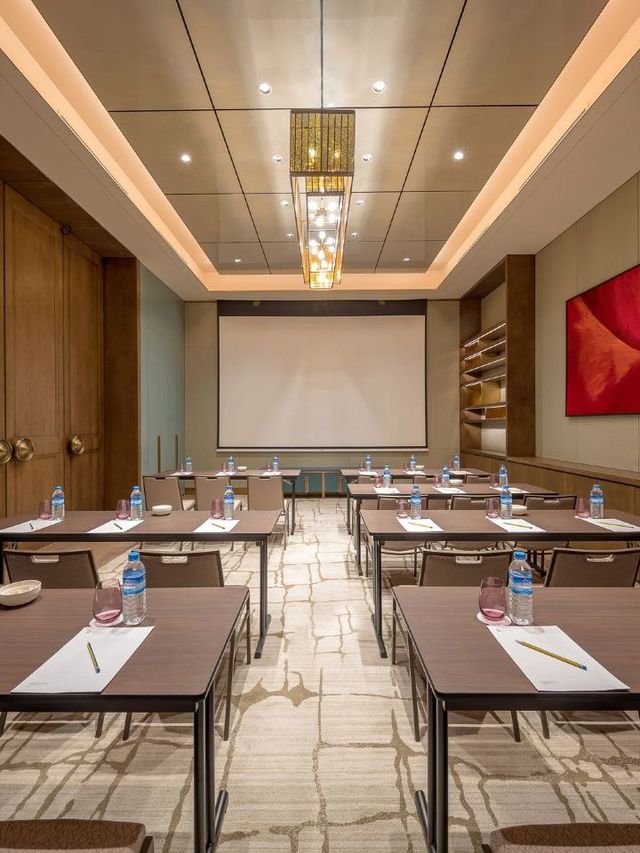 🌟 5-Star Yangon Oasis with Shwedagon Views 🌅