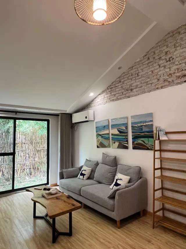 This Japanese-style B&B is located in Beihai