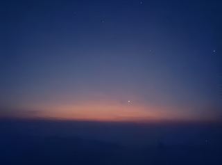 Watch the sunrise and sunset at Xuefeng Mountain, and gaze at the twinkling stars
