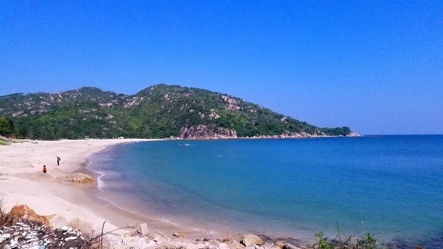 踩著細沙踏浪，徒步“醉美海岸線”