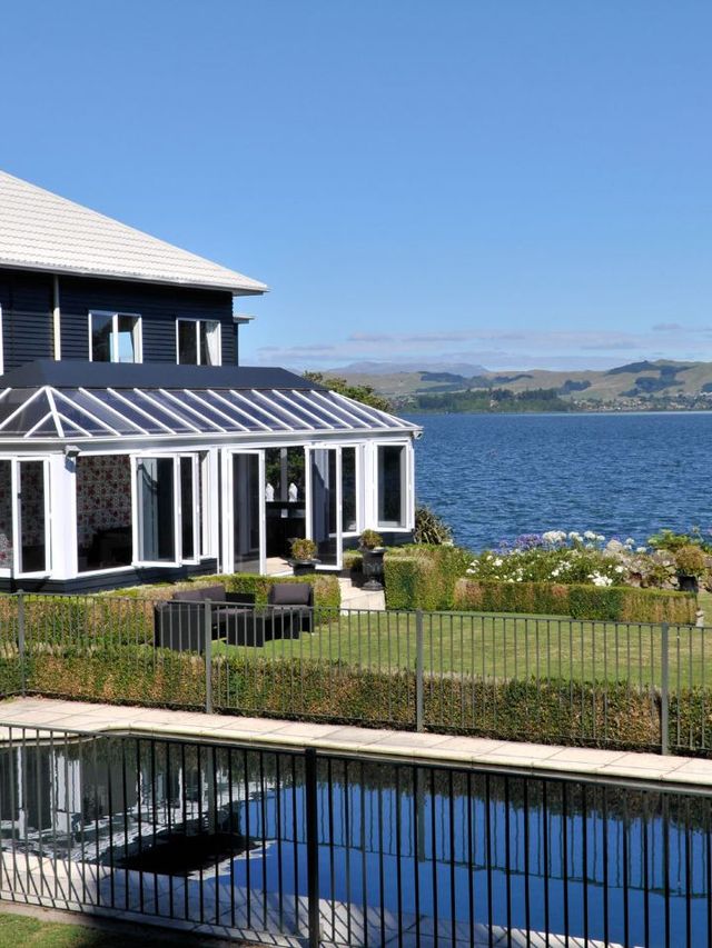 🌟 Rotorua's Lakeside Luxury: Black Swan Hotel 🌟