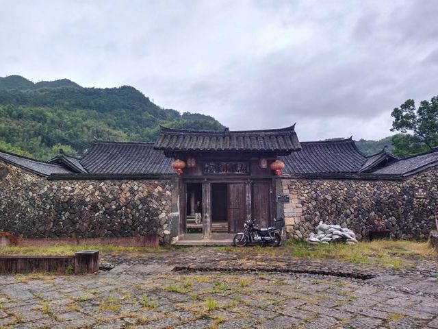 浙江古村落自駕遊～雪溪胡氏大院 胡氏大院位於溫州市泰順縣雪溪鄉橋西村石門樓，建於清道光十二年至同治十。
