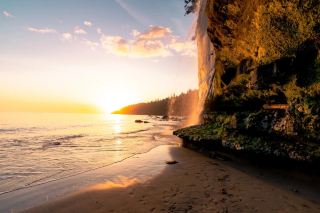 Guide to self-driving tours in Vancouver Island towns in autumn.