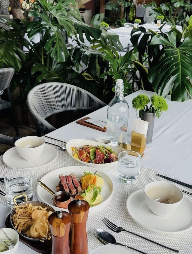 一家海島落日西餐廳。