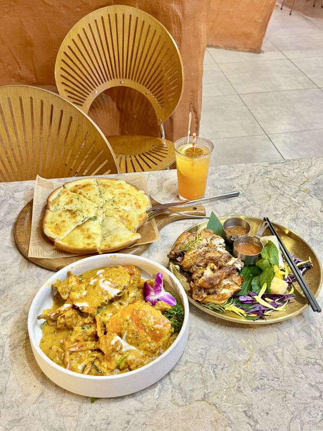 做夢也沒想到能坐在瀾滄江上吃飯！
