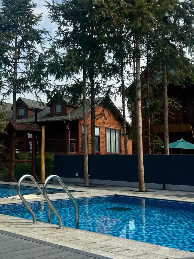 住進現實版綠野仙蹤被森林環抱的溫泉酒店