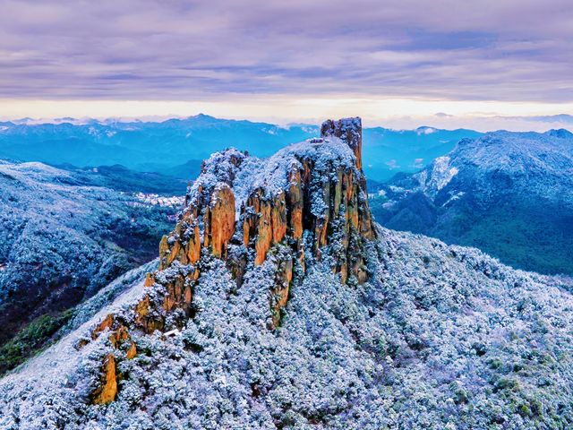仙華奇峰秀，雲霧繞山幽，仿若仙蹤留