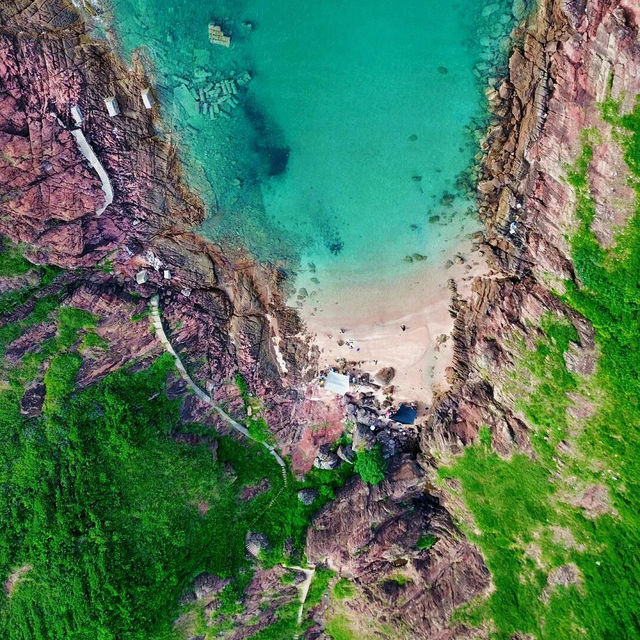  🏜️【香港「海上丹霞」赤洲｜紅岩綠樹間尋億年秘境】
