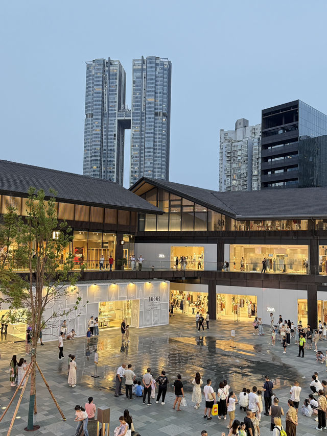 Outdoor Luxury Shopping in Chengdu🇨🇳 Outdoor Luxury Shopping in Chengdu🇨🇳
