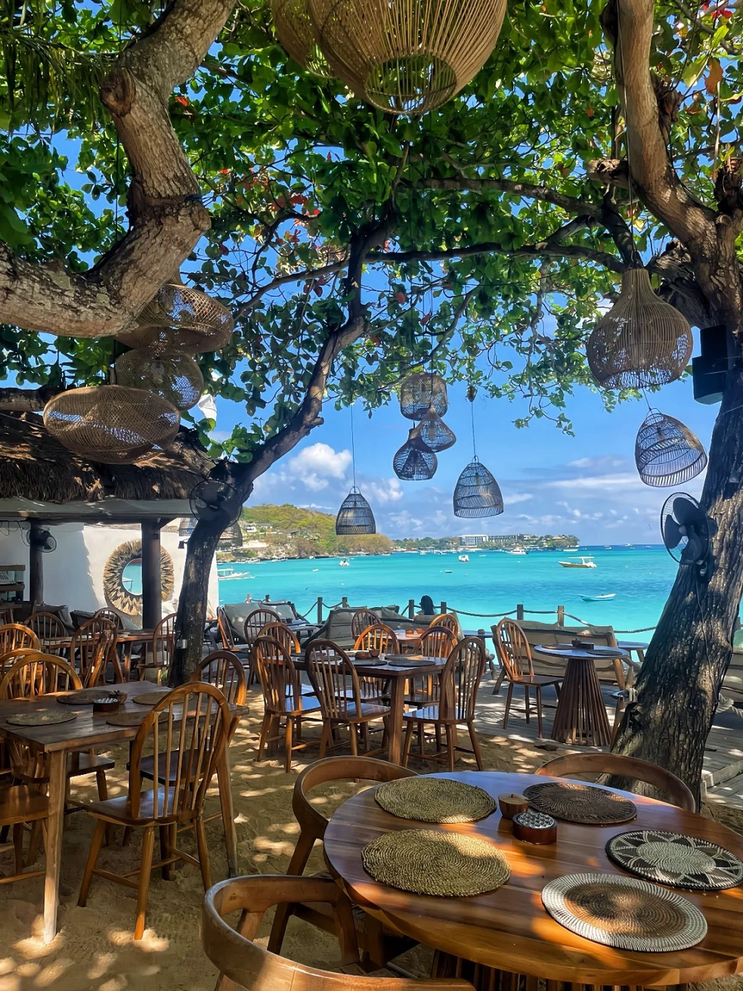 Ketika berbicara tentang perjalanan di Bali, menemukan makanan dan akomodasi yang luar biasa sangatlah penting! Hari ini, saya akan berbagi beberapa tempat yang telah saya coba sendiri dan dijamin memberikan pengalaman yang 100% layak untuk difoto✨

Pertama adalah Labianca Bali di Pulau Lembongan, hanya setengah jam perjalanan dengan perahu~ Dengan pemandangan laut panorama 180 derajat, nikmati masakan Barat di bawah naungan pepohonan. Matahari terbenam di sini sangat indah, seperti perjalanan romantis ke Selatan Prancis🌹 Burger dan pizzanya cukup lezat, dan ada banyak pilihan minuman serta alkohol. Makan sambil menikmati pemandangan laut adalah perasaan yang tak tertandingi!

Di sebelahnya, Indiana Kenanga juga luar biasa, dengan kanopi anyaman putih yang penuh dengan nuansa Mediterania. Lautnya begitu biru hingga tampak bercahaya, dan foto matahari terbenamnya sangat sempurna📸 Hidangan Baratnya memadukan cita rasa lokal, ringan dan sehat, menciptakan pengalaman bersantap yang sangat nyaman~

Ingin sesuatu yang lebih mewah? Jangan lewatkan di Mare Restaurant! Masuk dalam daftar 50 restoran terbaik di Asia, restoran ini menawarkan pemandangan laut dari tebing yang menakjubkan dengan keramaian yang lebih sedikit, sempurna untuk kencan💑 Masakan fusi kreatifnya penuh kejutan, menggabungkan cita rasa Italia, Prancis, Jepang, dan Indonesia untuk ledakan rasa yang luar biasa!

Untuk akomodasi, saya merekomendasikan penginapan bambu Wahem Luanan di Ubud🌿 Dikelilingi oleh tanaman tropis, kolam renang dan tempat tidur gantungnya begitu indah sehingga Anda tidak akan berhenti mengambil foto, ditambah lagi mereka bahkan menawarkan sarapan terapung! Dengan harga hanya 600 HKD per orang, tempat ini sangat nyaman untuk mengunjungi atraksi dan benar-benar merupakan penawaran yang luar biasa!

Lain kali Anda mengunjungi Bali, pastikan untuk memesan tempat-tempat ini—Anda akan memiliki perjalanan yang menyenangkan dan sangat fotogenik!😉