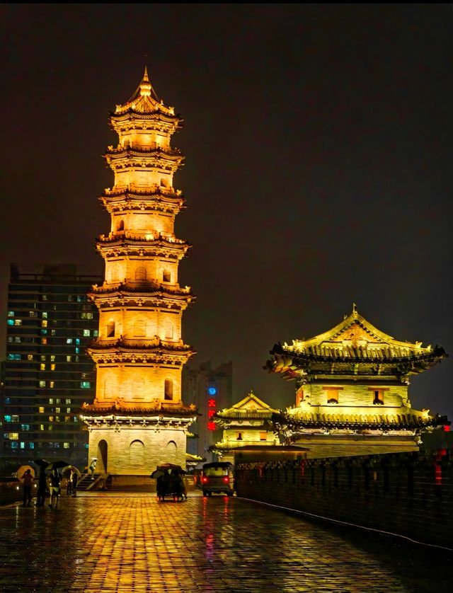 古城煙火氣 定格在磚瓦之間   當晨光漫過7.24公里的明代城牆，青磚黛瓦間便飄起刀削面的香氣，遠處