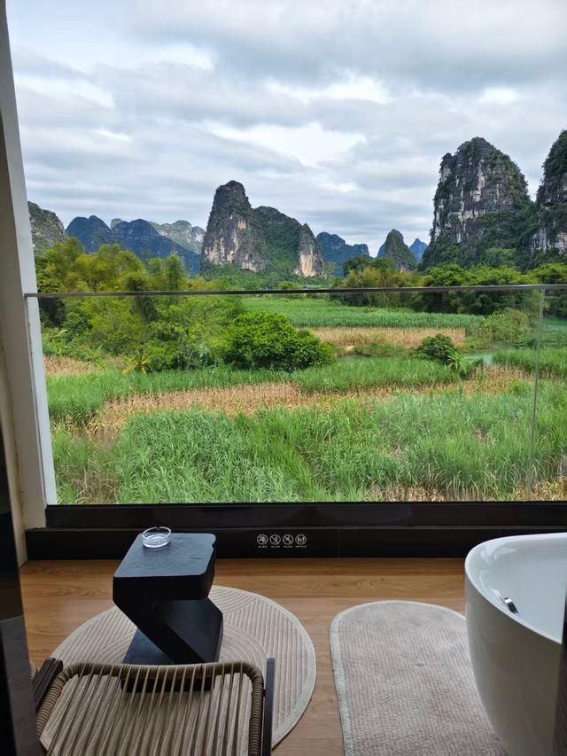 心曠神怡，是治癒一切的良藥  住進一片遼闊裡，煩惱自然就消失了  為什麼站在畫山雲野的窗前，人會不自