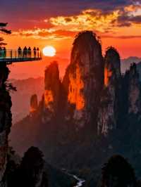 湖南張家界:石英峰林刺破雲端,玻璃棧道上的心跳與仙境撞個