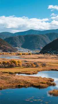 11月的香格里拉三天兩晚，旅行攻略！  十一月的香格里拉， 秋色未盡，初雪已落， 普達措的屬都湖倒映