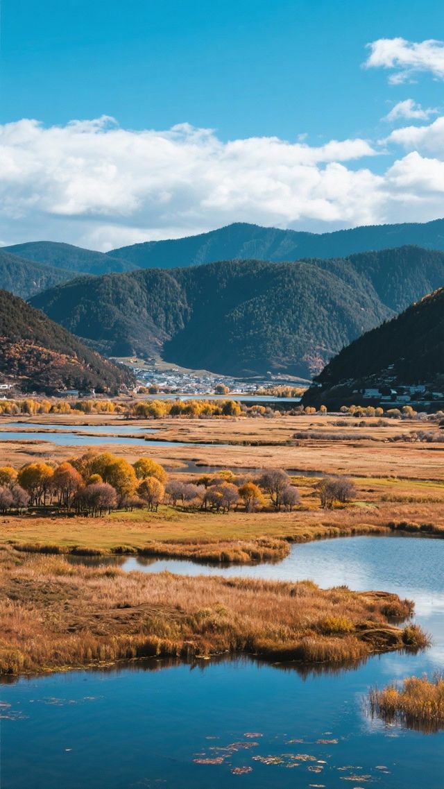 11月的香格里拉三天兩晚，旅行攻略！  十一月的香格里拉， 秋色未盡，初雪已落， 普達措的屬都湖倒映