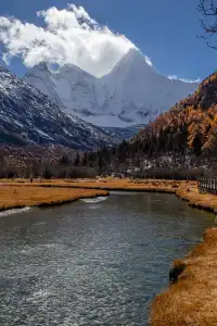 住進4000米的亞丁村,推窗見神山!