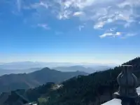 以深悲宏願照亮黑暗，以智慧恆心守護眾生