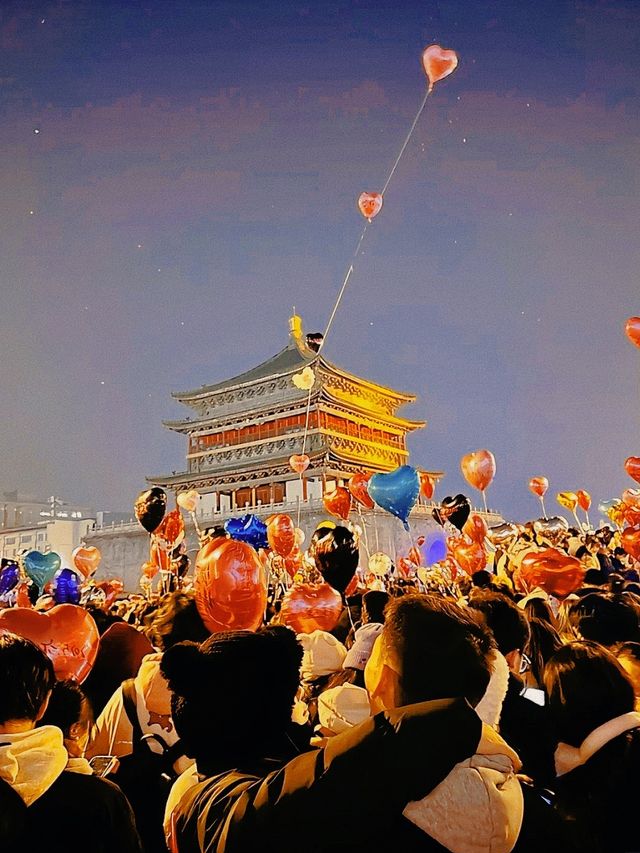 鐘樓下萬隻氣球雨+城牆燈展盛唐燈火裡撞進2026 鐘樓下萬隻氣球雨+城牆燈展盛唐燈火裡撞進2026