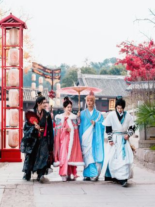 A large number of people come to Chengdu specifically to experience