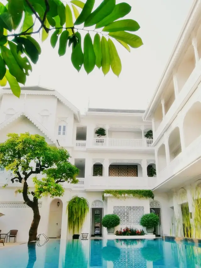 Chiang Mai Treasure Hotel’s Thai Retro Manor is perfect for lounging all day long!