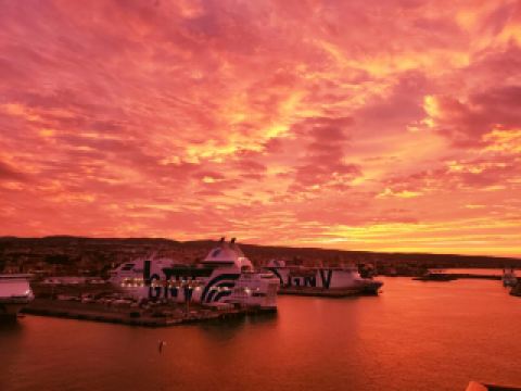 ซิวิทาเวคเคีย + อัญมณีที่ซ่อนเร้นของซิซิลี | ทัวร์พักผ่อน 2 วัน ชมเมืองโบราณริมหน้าผาและพระอาทิตย์ตกที่ท่าเรือ