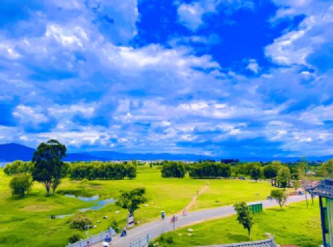 大理銀橋 | 山々に囲まれ、海を見下ろすこの橋は、大理の穏やかな冬と温かく出会える場所です。銀橋と馬九夷 | 洱海を散策するのに非常に便利なルートです。蒼山と洱海のような美しい景色は、冬ならではの美しさです。