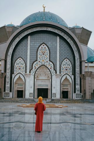 Kuala Lumpur and Surrounding Mosques: Which Offers the Best Free Headscarf and Robe? 