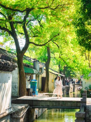 การเดินเล่นในเมืองโบราณเส้าซิงตลอดทั้งวันจะเผยให้เห็นเสน่ห์ของเมืองริมน้ำเจียงหนานที่ชวนให้นึกถึงยุคราชวงศ์ซ่ง