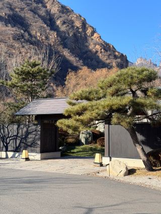 หลีกหนีความวุ่นวายของปักกิ่ง เซี่ยงไฮ้ และกว่างโจว! รีสอร์ทบนภูเขาอันเงียบสงบแห่งนี้คือสวรรค์ที่แท้จริงสำหรับนักท่องเที่ยว