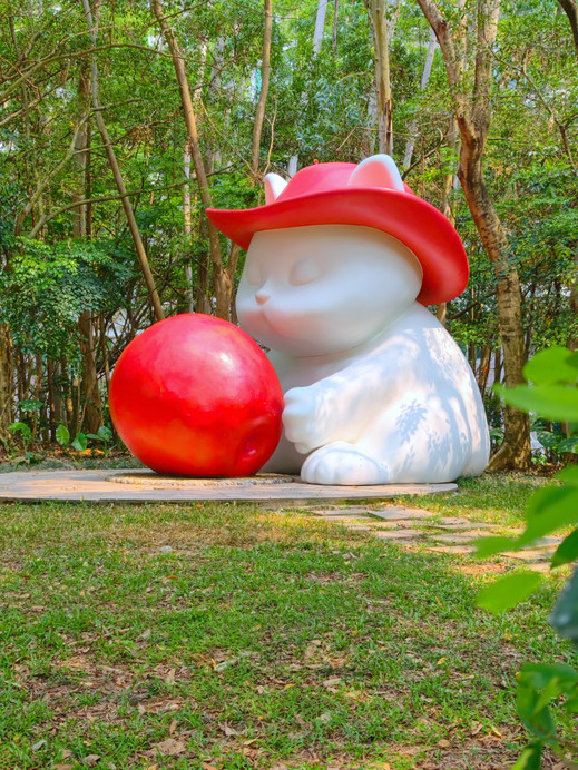 深圳園博園！リンゴを抱えたかわいいネコちゃん | Trip.com 深セン