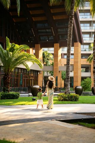 When a family trip to Sanya meets an island adventure, hidden surprises keep coming