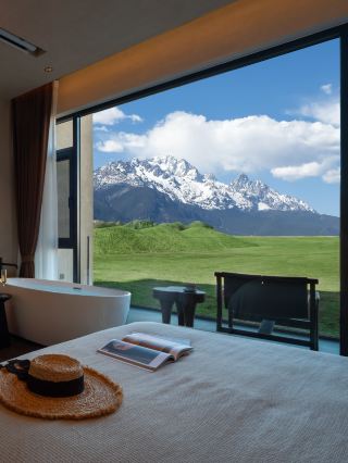 A snow mountain view hotel in Lijiang with a bit of a staycation vibe