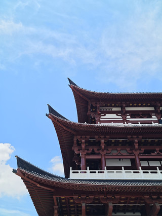 📍Location: No. 108 Xiangjiang Middle Road, Tianxin District, Changsha
🚚Navigation: Du Fu Pavilion
🎫Admission: 20 yuan for adults; free for seniors aged 65+ and children (daytime session)
⏰Opening hours: 9:00 AM – 10:00 PM (split into daytime and nighttime sessions)
🕶Visit duration: 1 hour
✨ A quick word
· Came to Changsha for a day on a whim. I'd already visited Wuyi Square, Orange Isle, and Yuelu Mountain, so I wanted to see something else. Little did I know, it was a letdown.
· Du Fu Pavilion is just a replica ancient building by the river, built to commemorate Du Fu. However, there's very little information or actual artifacts related to Du Fu inside. It's definitely not worth the admission price (daytime ticket). The nighttime performances might be better (though I heard they're not great, it's crowded, and the price goes up).
📷 Photo recommendations
· Main building: Is it unique? Not really, it's similar to Tianxin Pavilion next door. Is it ugly? Not exactly, it's decent for photos.
· Du Fu stone statue: You can see it as soon as you enter the pavilion. It looks great with the background.
· Du Fu's life: They used an entire floor (trust me, that's a criticism) to introduce Du Fu's life. The use of screen animations adds a little something (but not much).
· View from the pavilion: Take photos of the river, the city, and people. The view here is pretty good.
· Nighttime performance: I didn't go, so I won't comment or recommend it.
💡Nearby recommendations
· Orange Isle: A must-visit spot. You can walk or take the sightseeing train (the wheeled train).
· Qia Tongxue Shaonian Square: A great place to take photos of the Orange Isle statue. Accessible by subway. Remember to go to the second floor of the cafe for a photo spot (free).
· Changsha Wenheyou: Although the one in Guangzhou didn't make it, the one in Changsha is still quite good. It's fun for photos, eating, and drinking. The small cable car on the roof is a bit pricey.
Follow kaminglo to unlock more off-the-beaten-path travel tips for Guangzhou, Foshan, surrounding areas, and other provinces (excluding international destinations)!