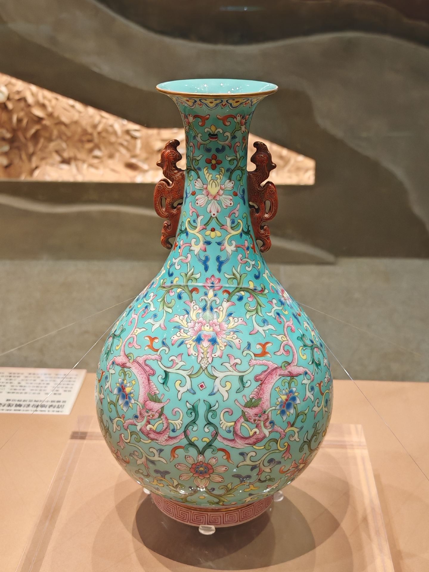 National Museum of Arts and Crafts viewing Qing dynasty dowry double-handled vase