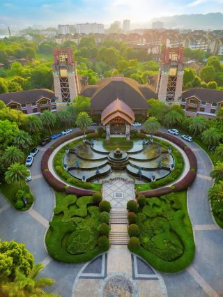 Mount Emei | Stayed at a stunning Southeast Asian-style family hotel with the kids