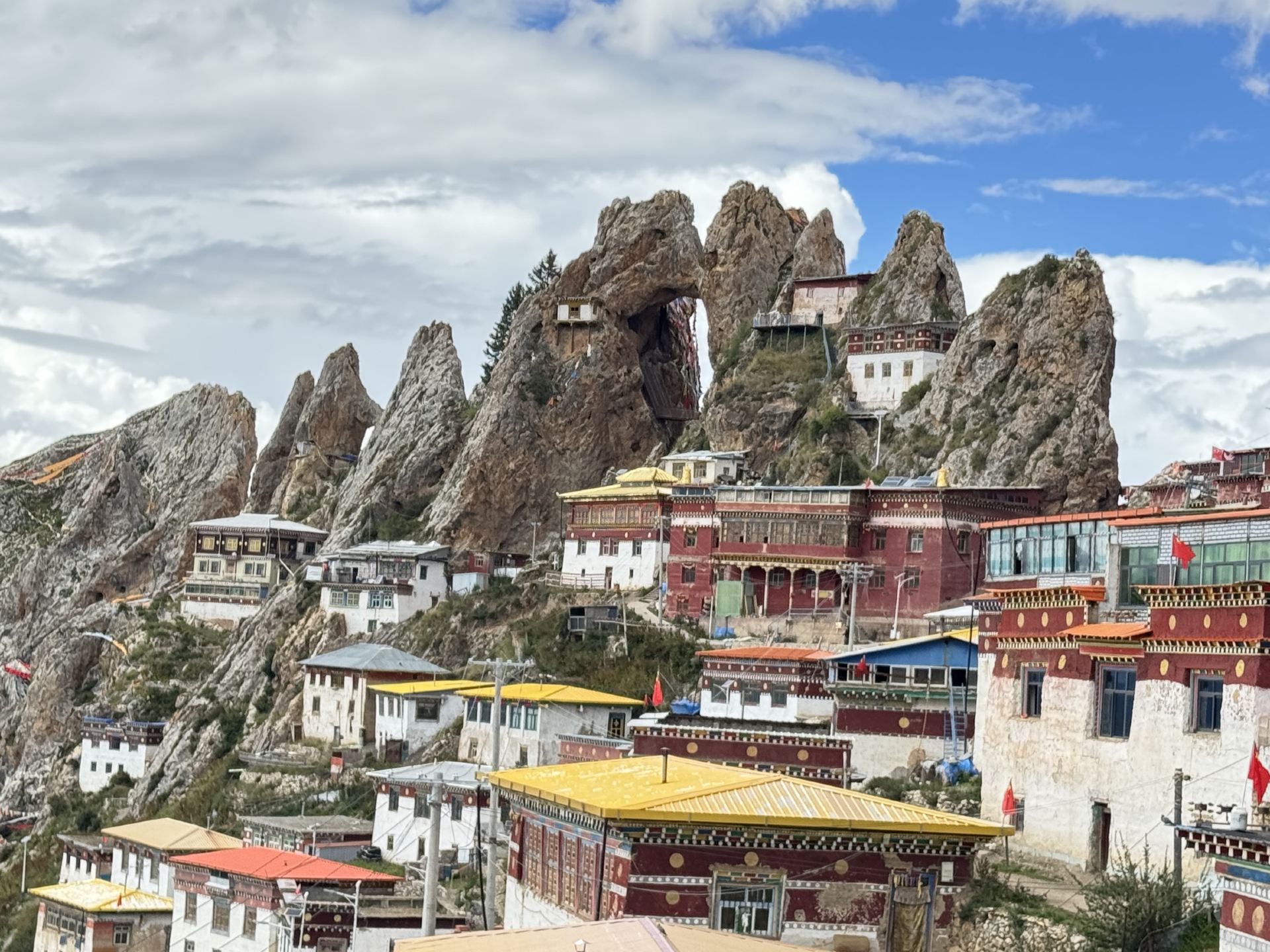 Dingqing Zhizhu Temple, the Bon Sky City on the cliff